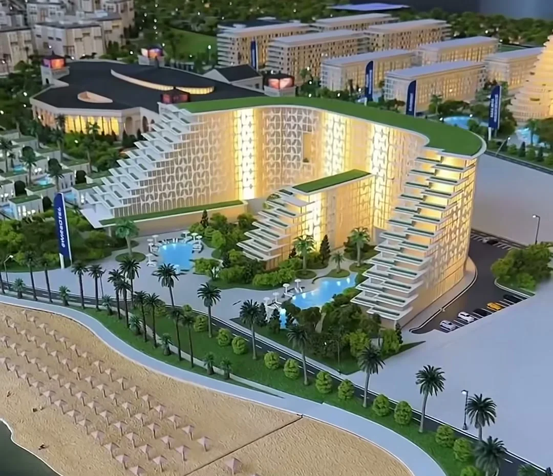 Макет комплекса в офисе продаж Sea Breeze: дуга корпуса, два бассейна, пляж