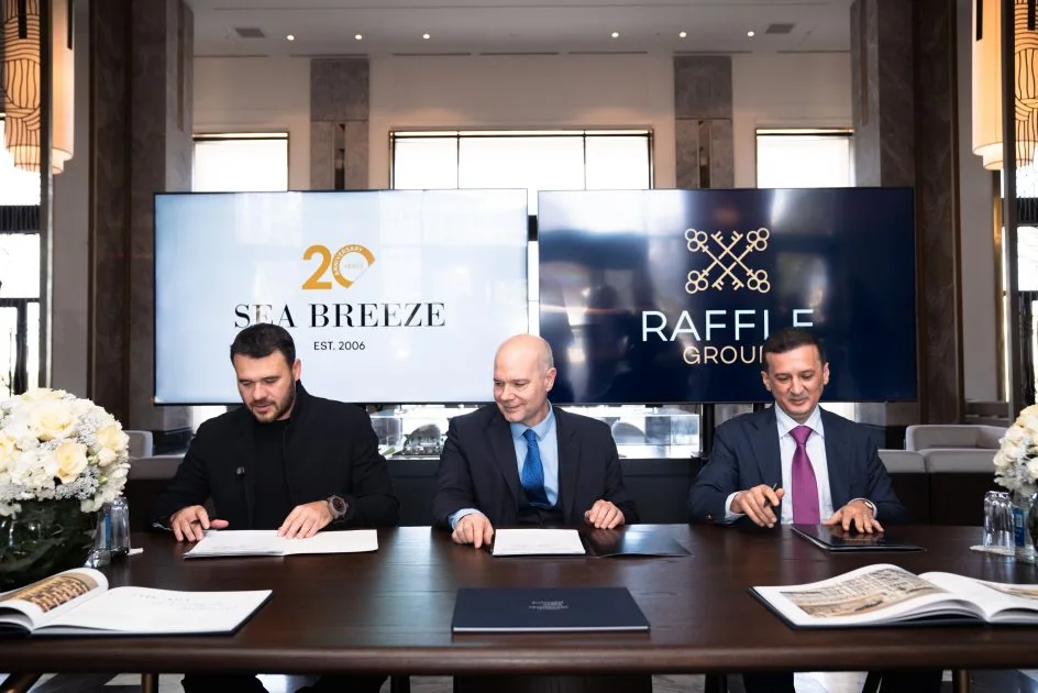 Подписание соглашения в The Grand, 2 апреля 2026: Эмин Агаларов, Филипп Бонэ (Accor), Рафаиль Нури (Raffle Group)